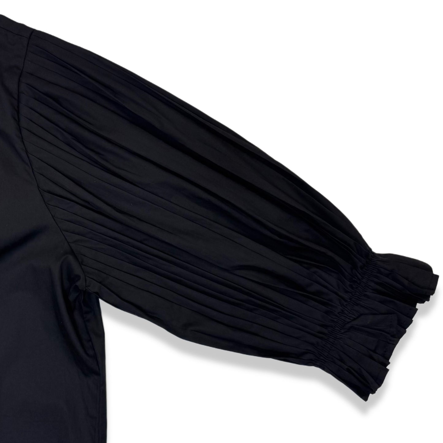 BLUSA NEGRA CON MANGAS ABULLONADA | TALLA M