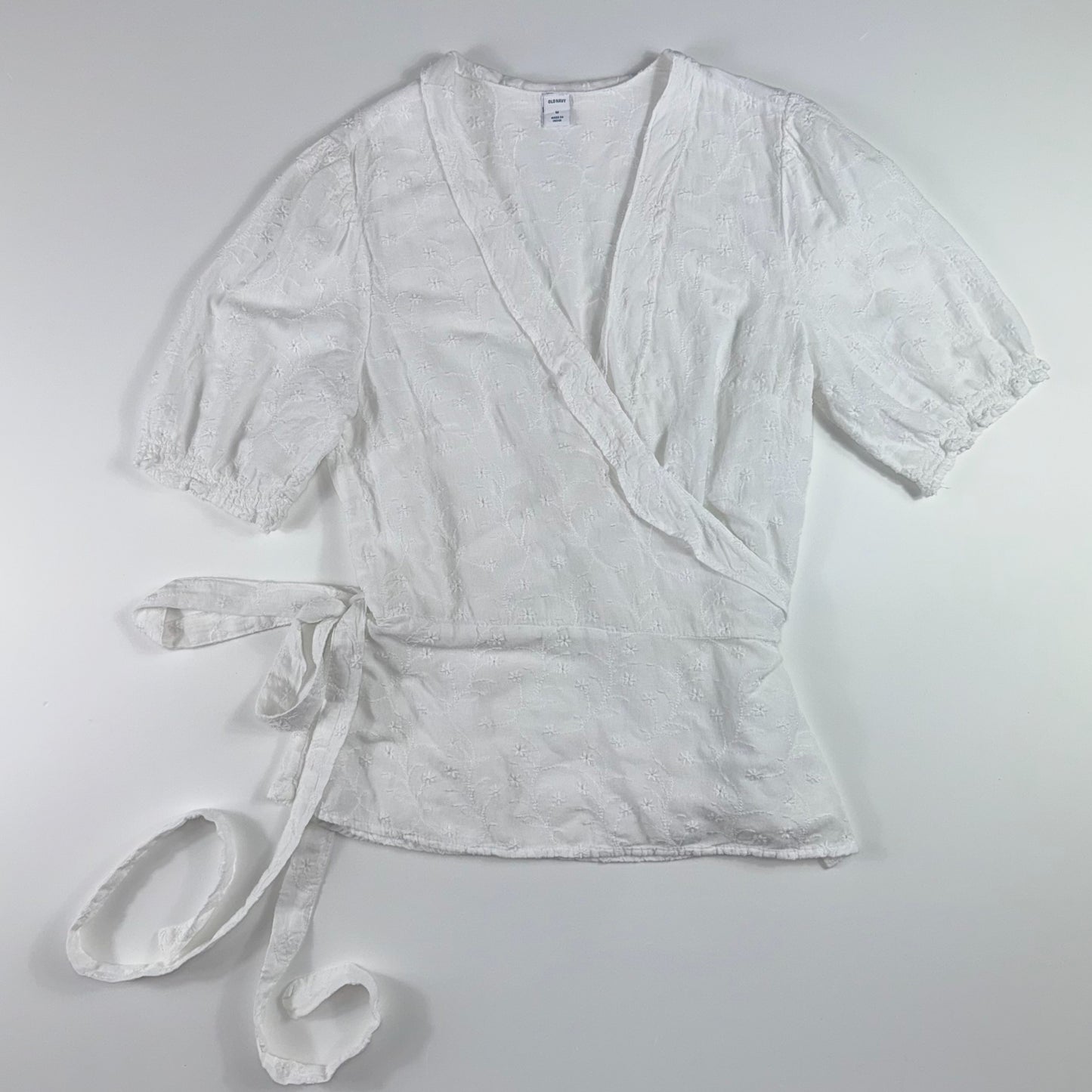 BLUSA CRUZADA BLANCA CON BORDADO FLORAL Y LAZO | OLD NAVY | TALLA M