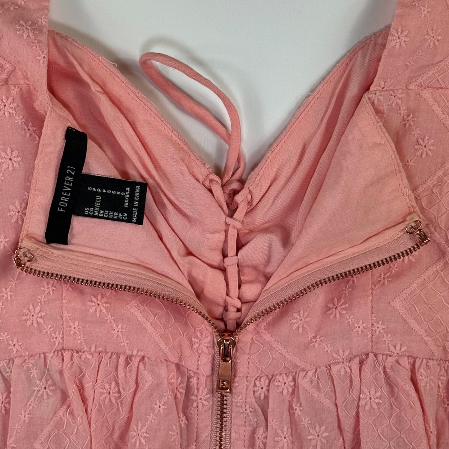 CROP TOP CON MANGAS ABULLONADAS | FOREVER 21 | TALLA S