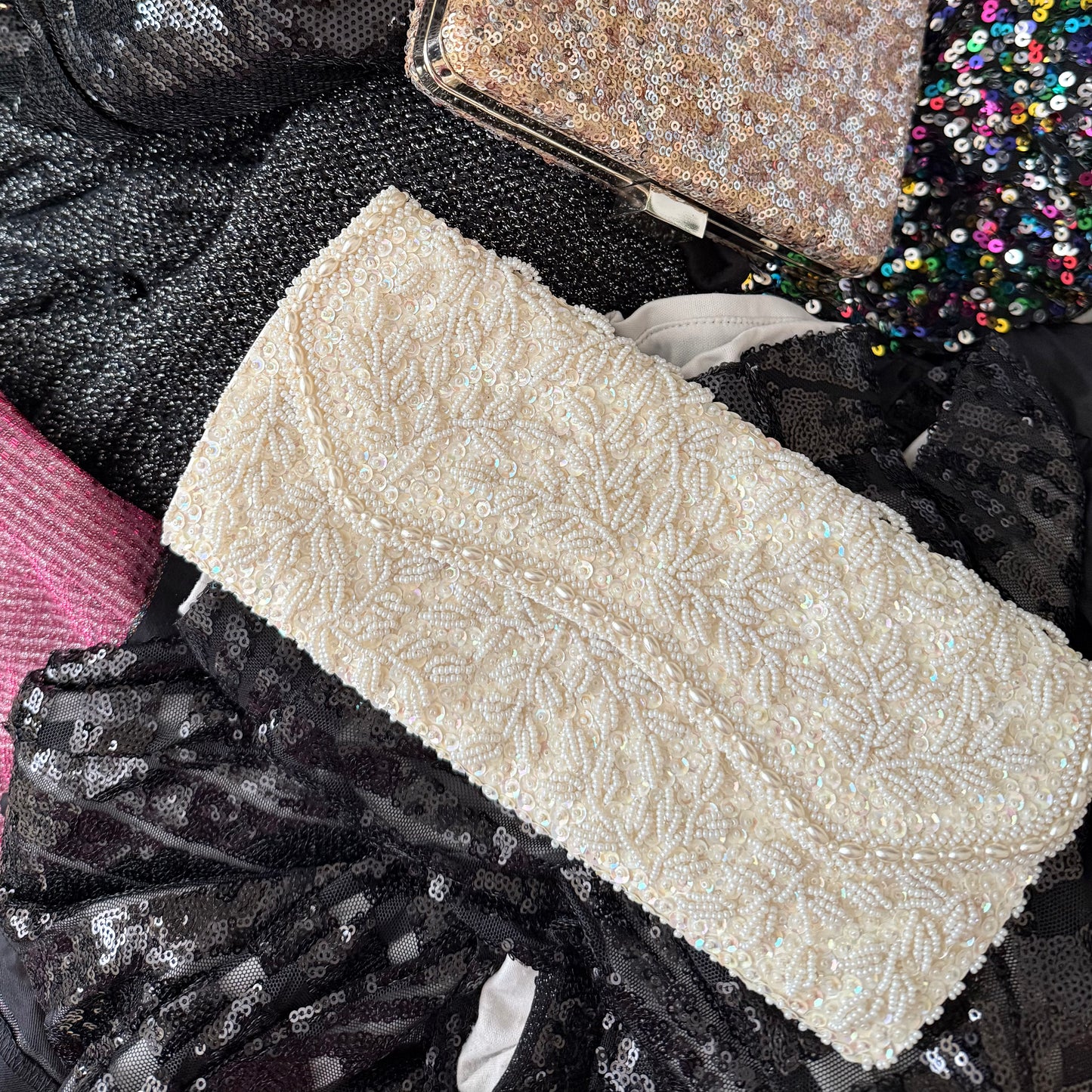 CLUTCH VINTAGE BLANCO HUESO CON PEDRERÍA BORDADA A MANO | LA REGALE