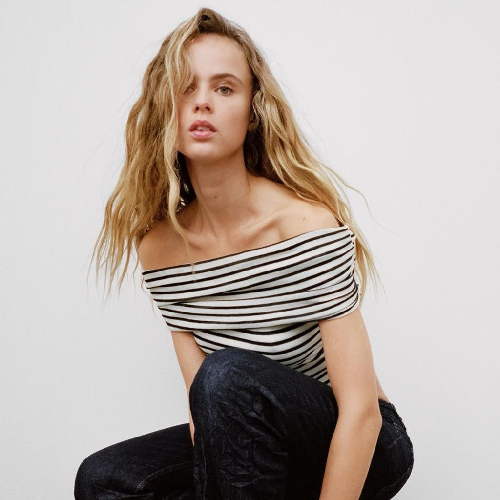 TOP DE RAYAS BLANCO Y NEGRO CON CUELLO DRAPEADO | ZARA | TALLA S