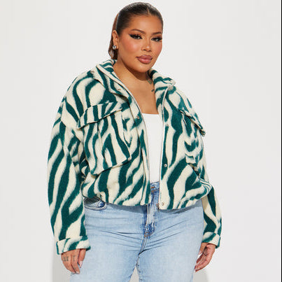 CHAQUETA FAUX FUR CON ESTAMPADO DE CEBRA VERDE | FASHION NOVA | 1X