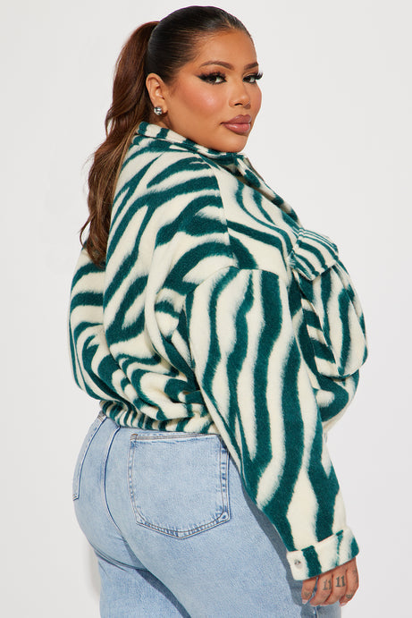 CHAQUETA FAUX FUR CON ESTAMPADO DE CEBRA VERDE | FASHION NOVA | 1X