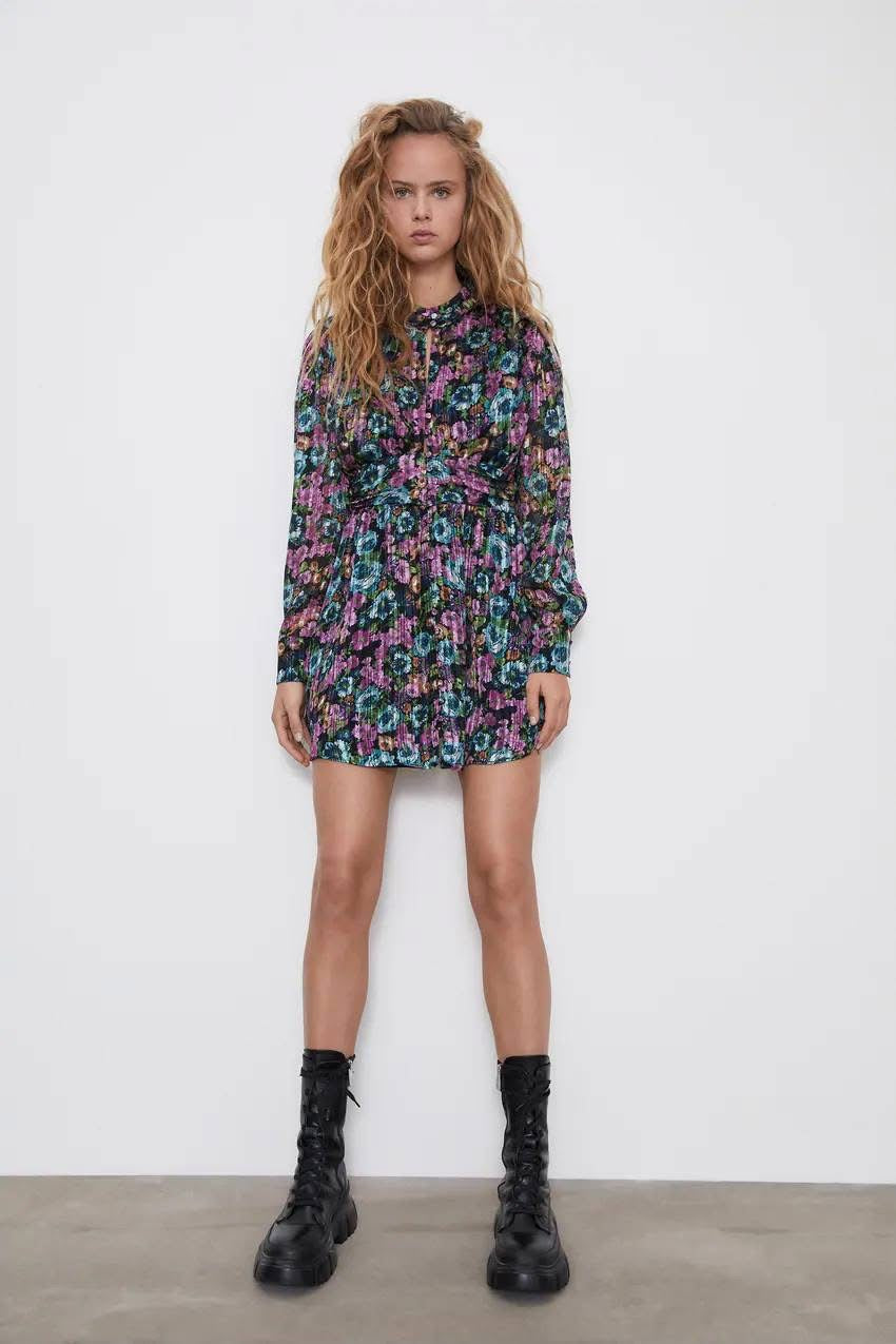 NUEVO CON ETIQUETA | VESTIDO CORTO CON ESTAMOADO FLORAL | ZARA | TALLA S