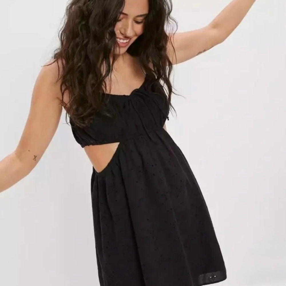 VESTIDO MINI NEGRO CON ABERTURAS | AMERICAN EAGLE | TALLA M