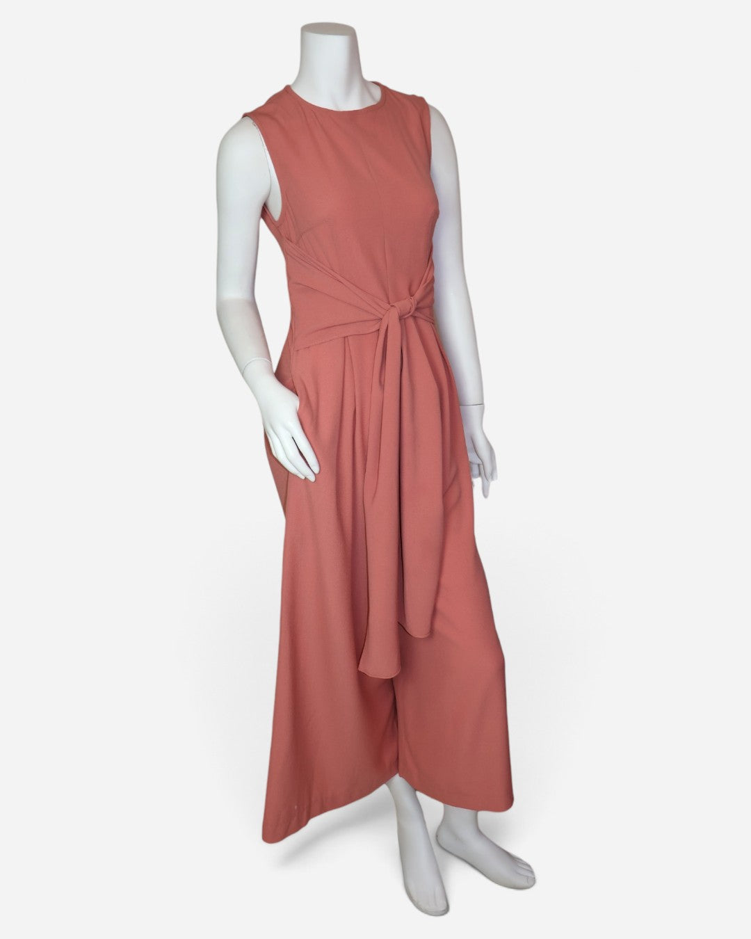 Detalle del nudo frontal en la cintura de jumpsuit rosado talla XS.