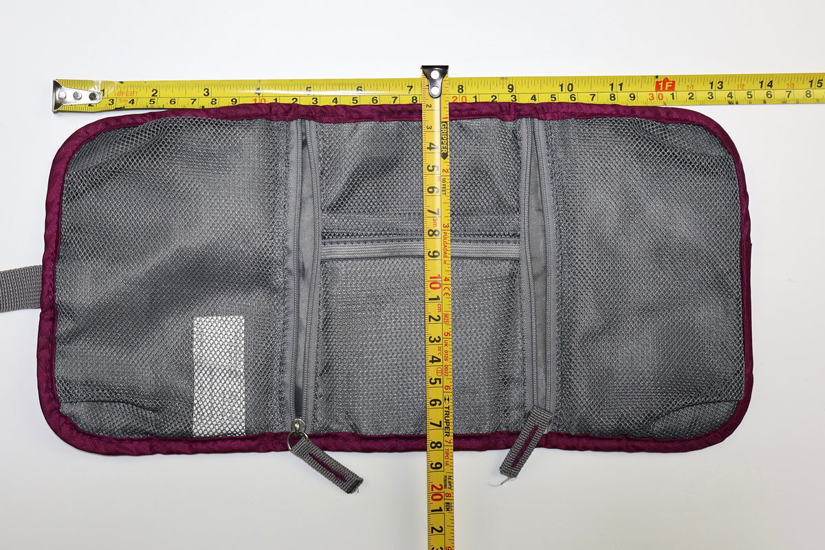 Estuche organizador para cables Travelon abierto con referencia de medidas.
