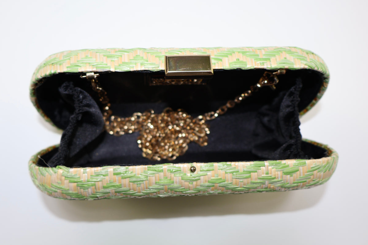 CARTERA TIPO CLUTCH VERDE Y BEIGE CON CADENA | URBAN EXPRESSIONS