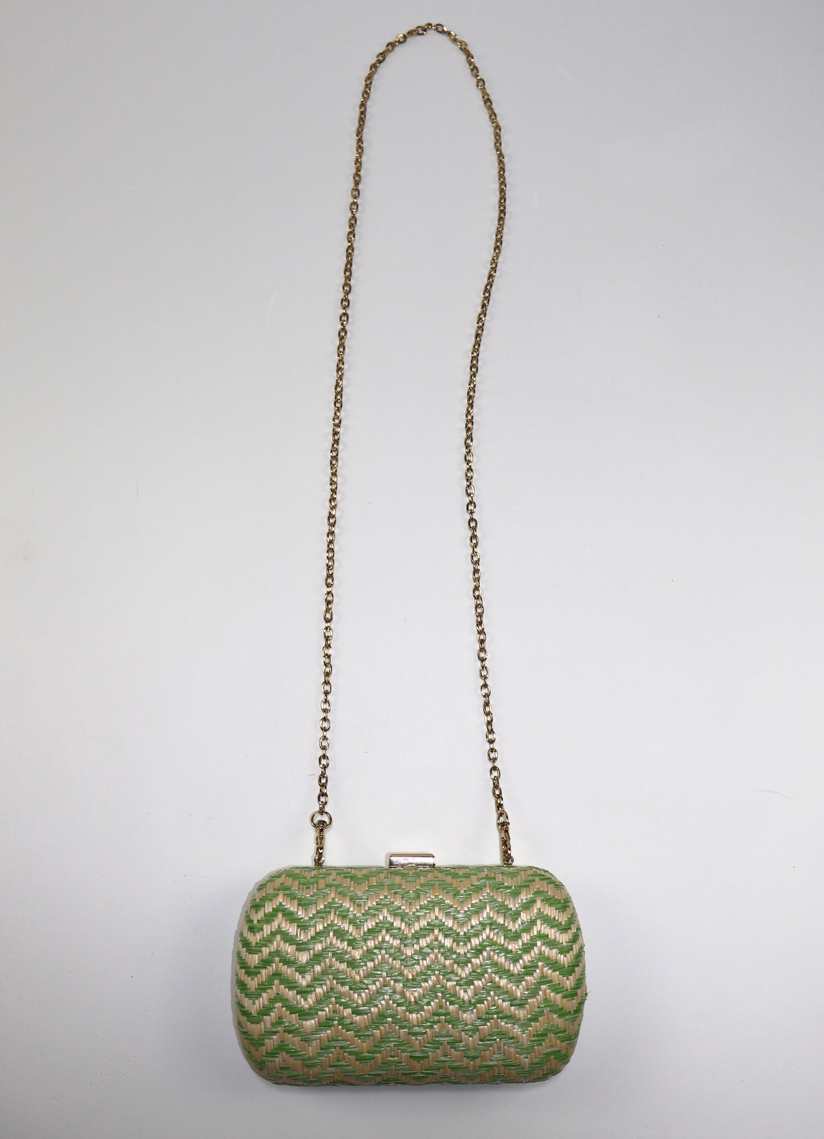 Cartera Urban Expressions verde y beige con cadena dorada larga.