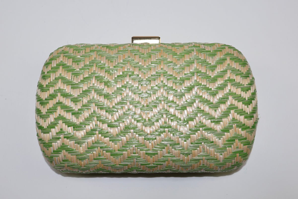 Cartera tipo clutch tejida en verde y beige con cierre metálico.