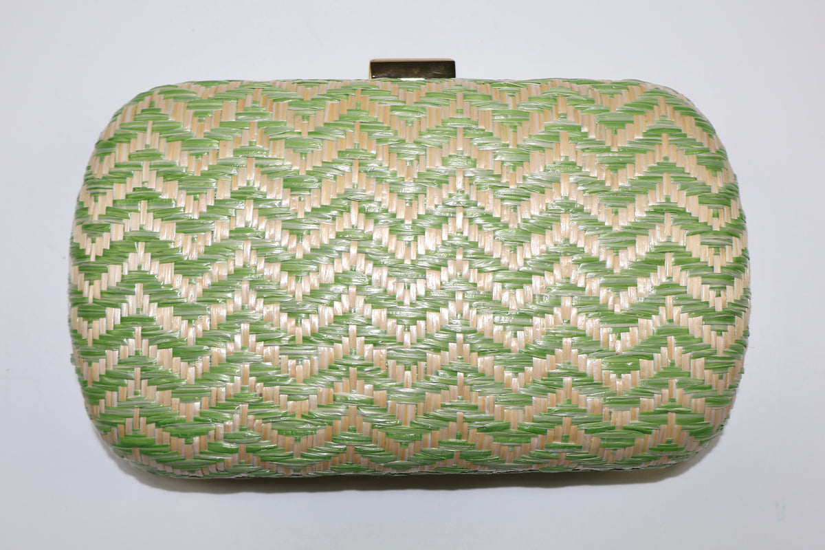 Vista frontal de cartera Urban Expressions con diseño tejido verde y beige.
