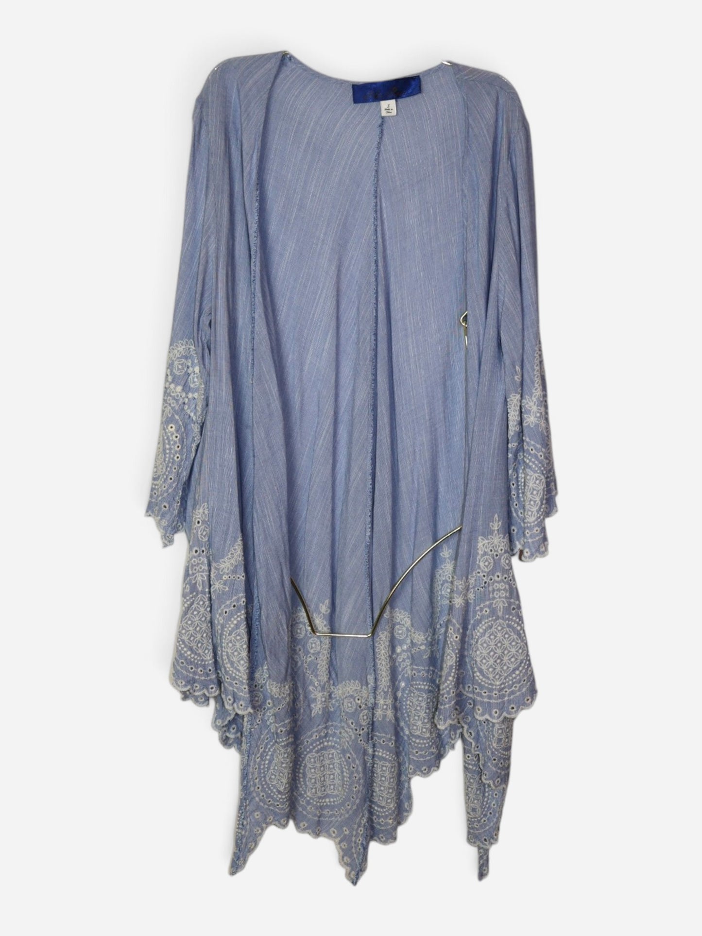 COVER UP DE PLAYA AZUL CLARO CON BORDADO BLANCO | BLUE RAIN | TALLA S