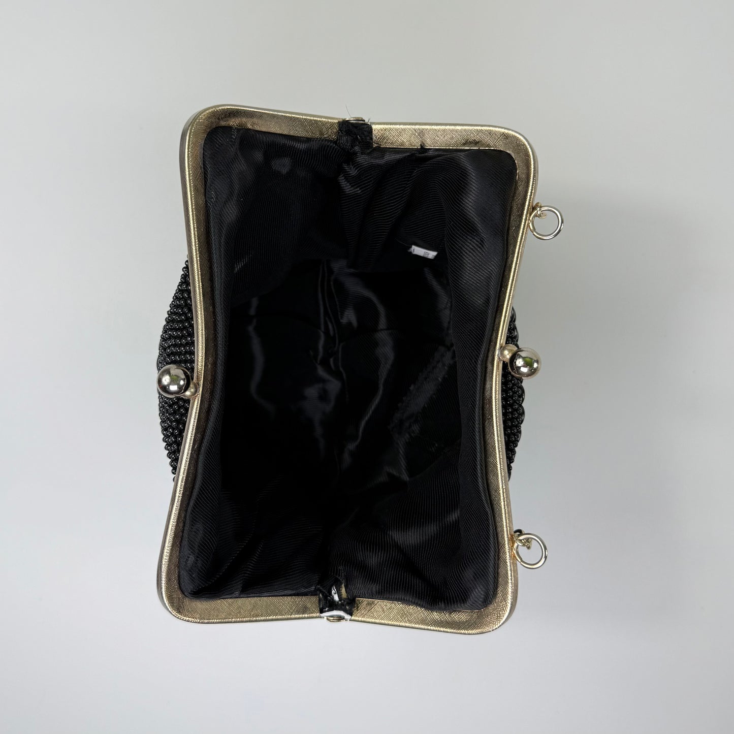 CARTERA CON PEDRERÍA NEGRA Y CADENA