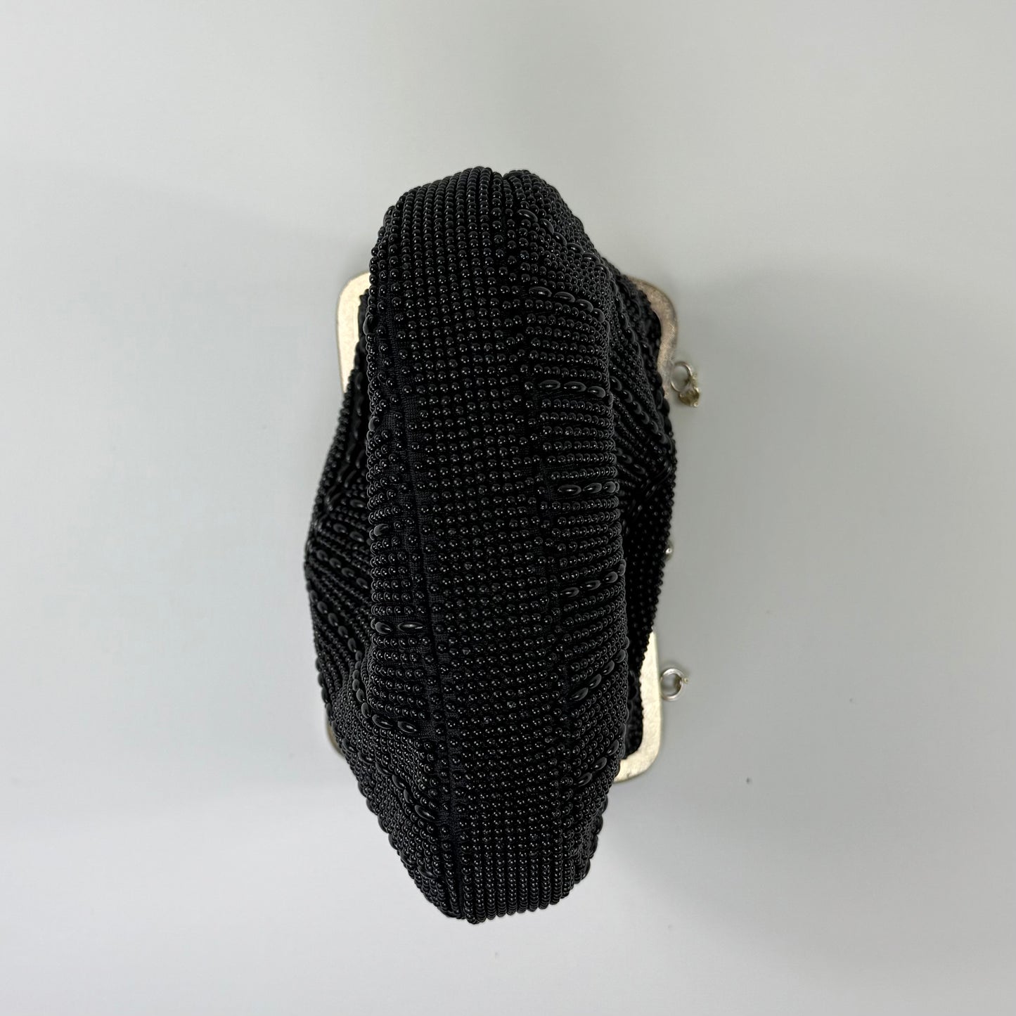 CARTERA CON PEDRERÍA NEGRA Y CADENA