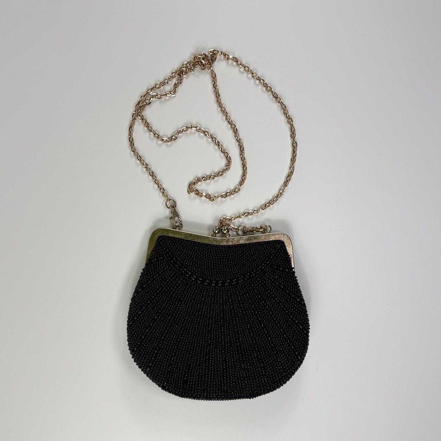 CARTERA CON PEDRERÍA NEGRA Y CADENA