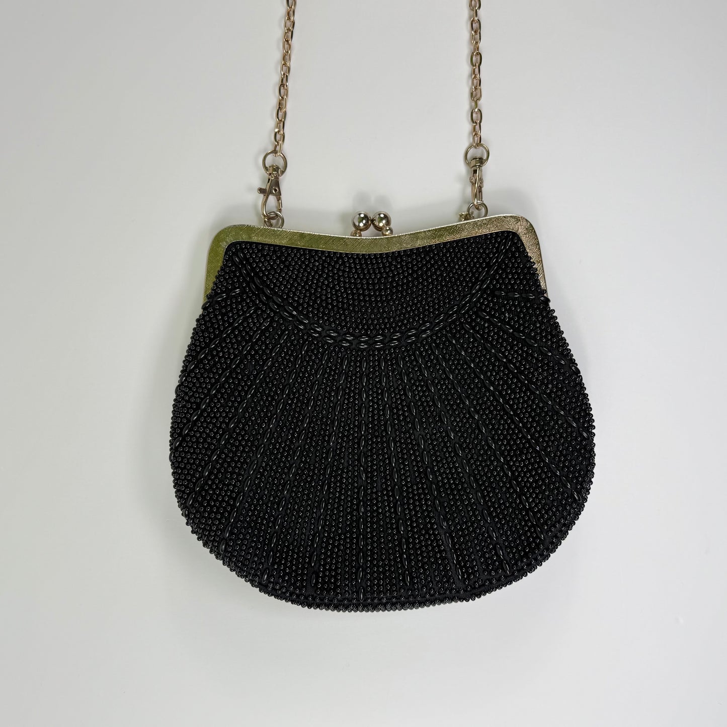 CARTERA CON PEDRERÍA NEGRA Y CADENA