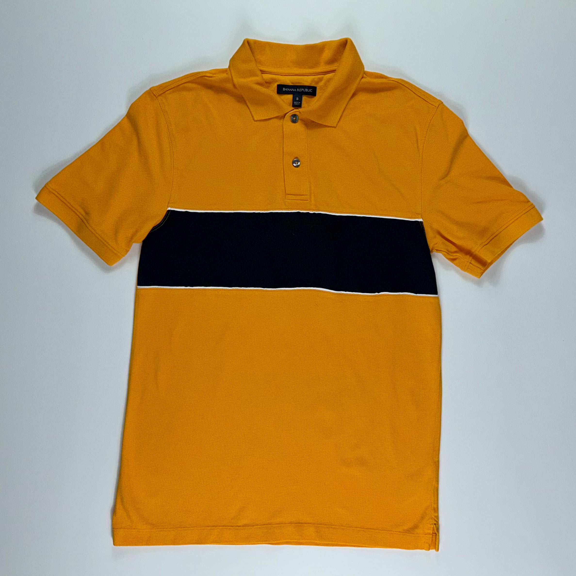 POLO MOSTAZA CON FRANJA NEGRA PARA HOMBRE | BANANA REPUBLIC | TALLA S