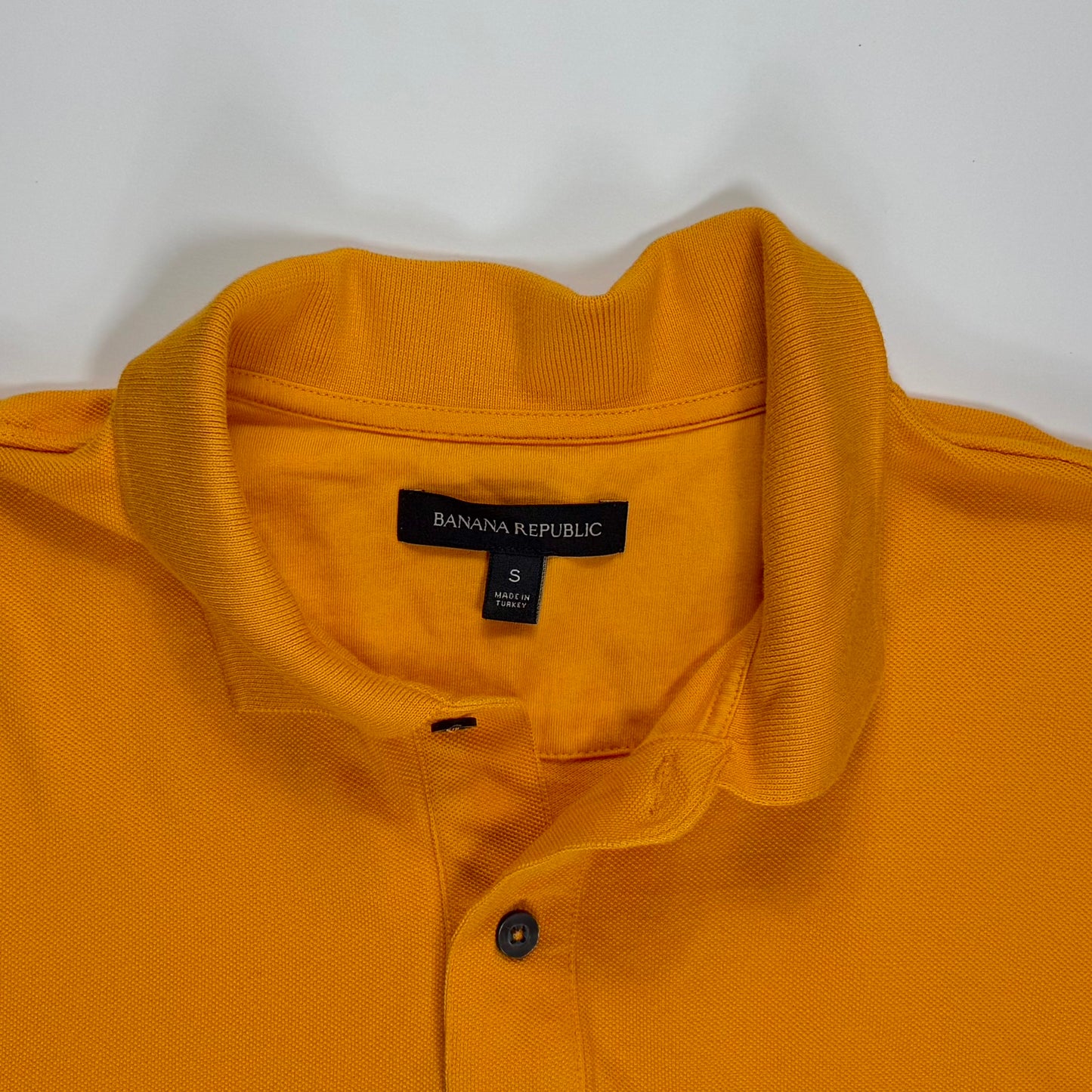 POLO MOSTAZACON  FRANJA NEGRA | BANANA REPUBLIC | S