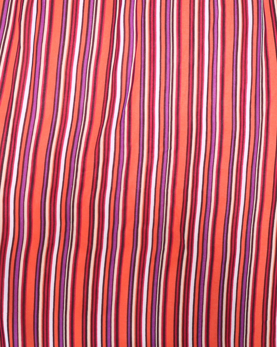 Detalle de rayas coral, rojo y morado de vestido Bisou Bisou en The Reset
