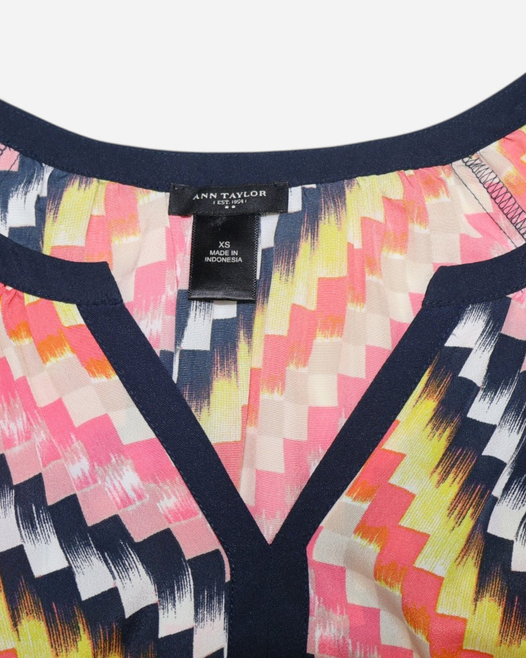 Blusa estampada multicolor de mangas 3/4 con escote en V para mujer, marca Ann Taylor, talla XS, ropa de segunda mano en República Dominicana