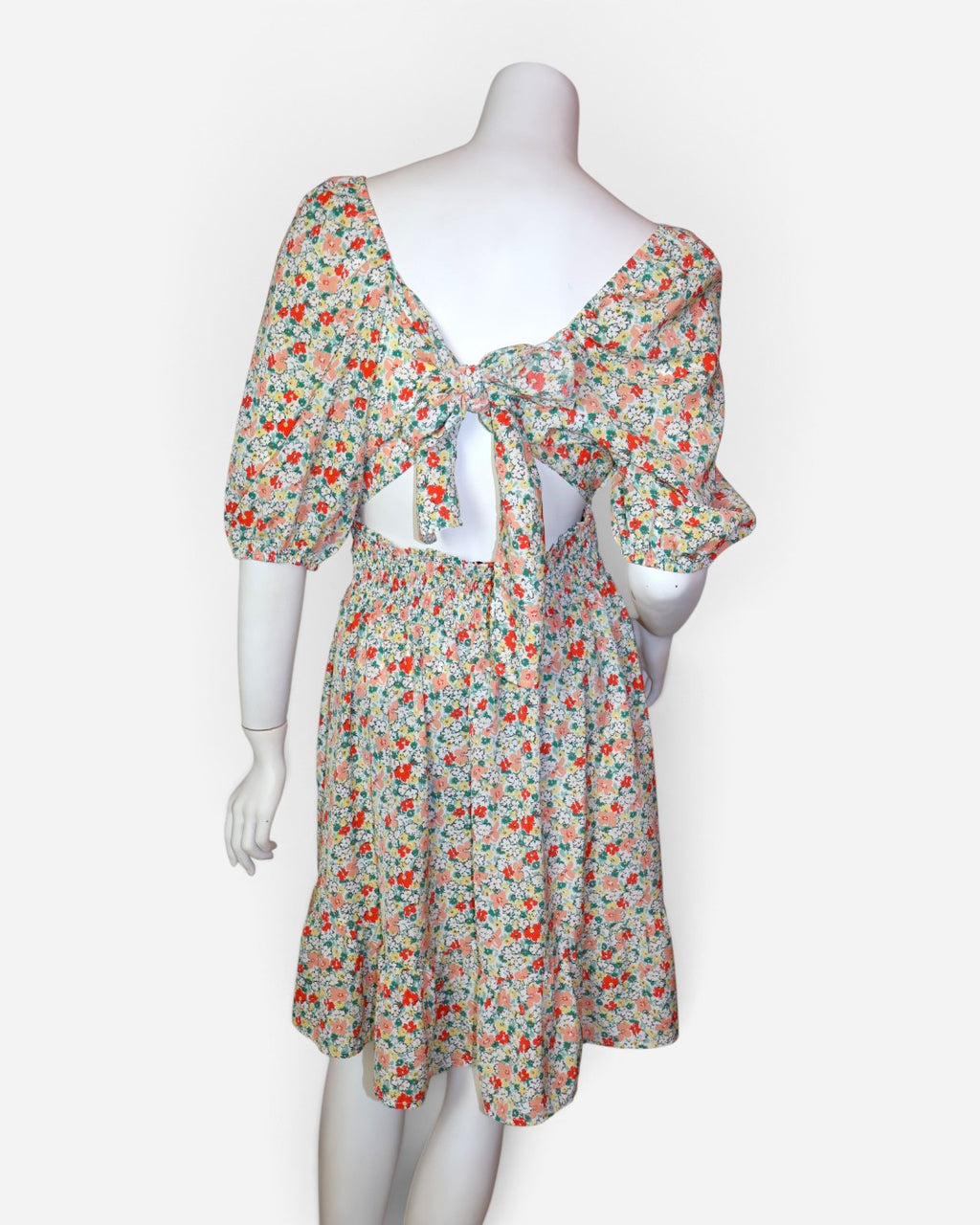 Espalda de vestido floral con lazo y cintura fruncida, ropa de segunda mano en RD