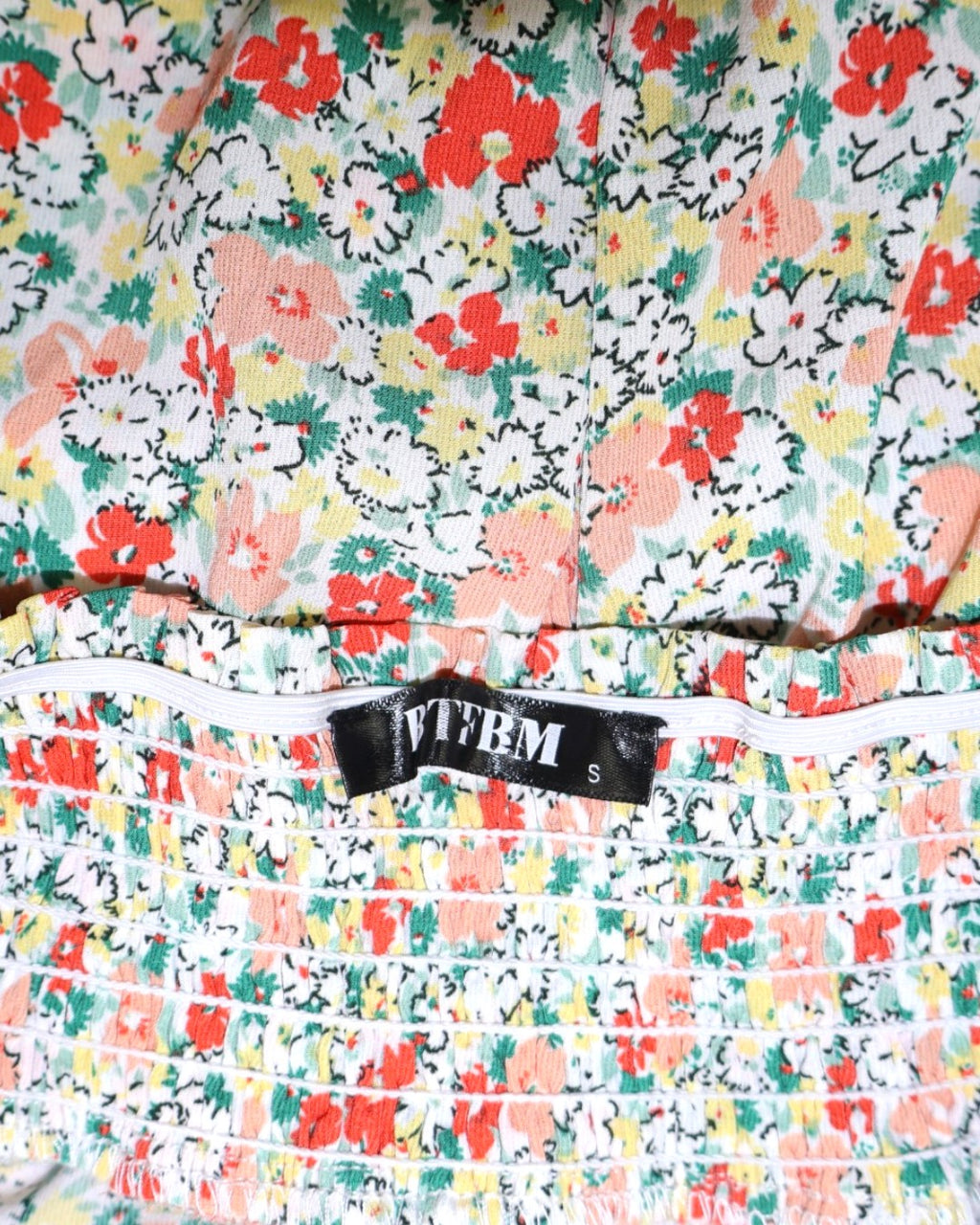 Etiqueta PTBM y cintura fruncida de vestido floral talla S