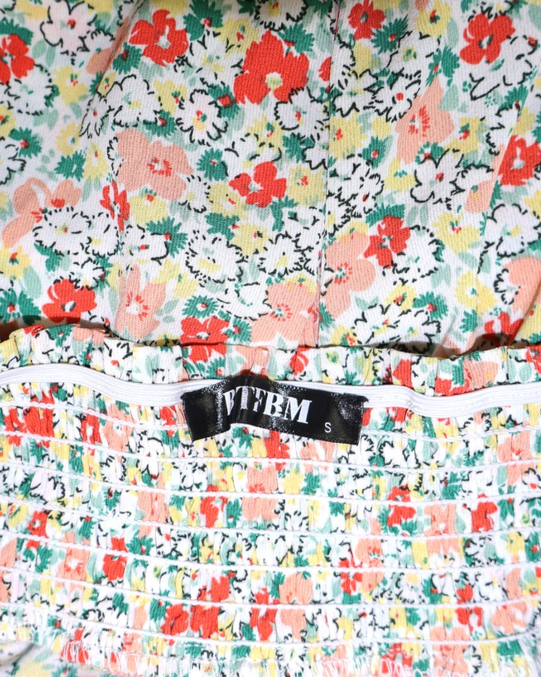 Etiqueta PTBM y cintura fruncida de vestido floral talla S