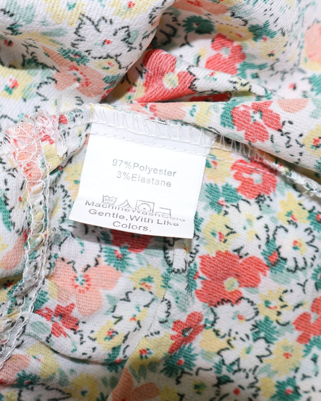 Etiqueta de composición 97% poliéster y 3% elastano de vestido floral