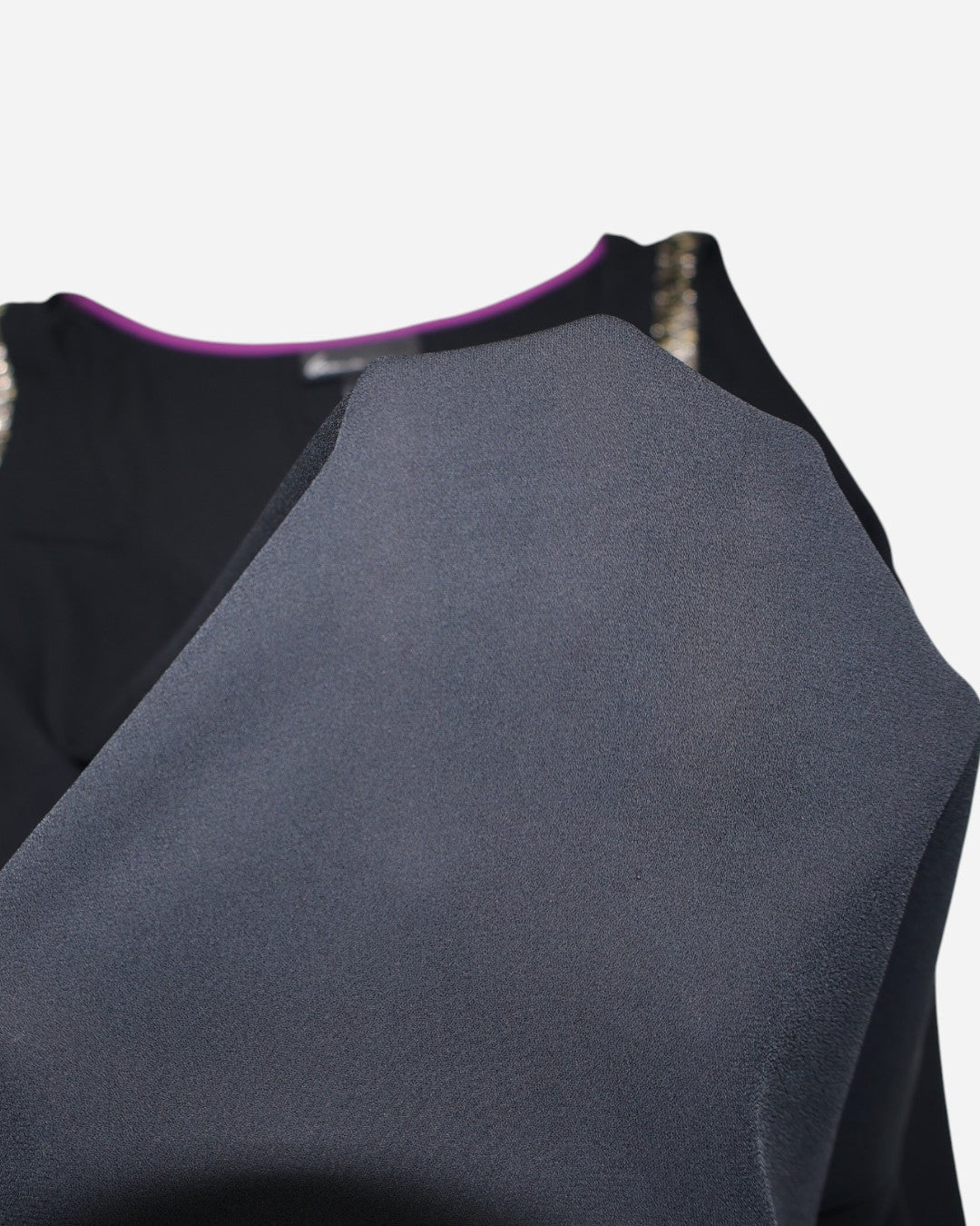 Detalle de hombro con mostacillas de blusa negra sin mangas, ropa de segunda mano en RD