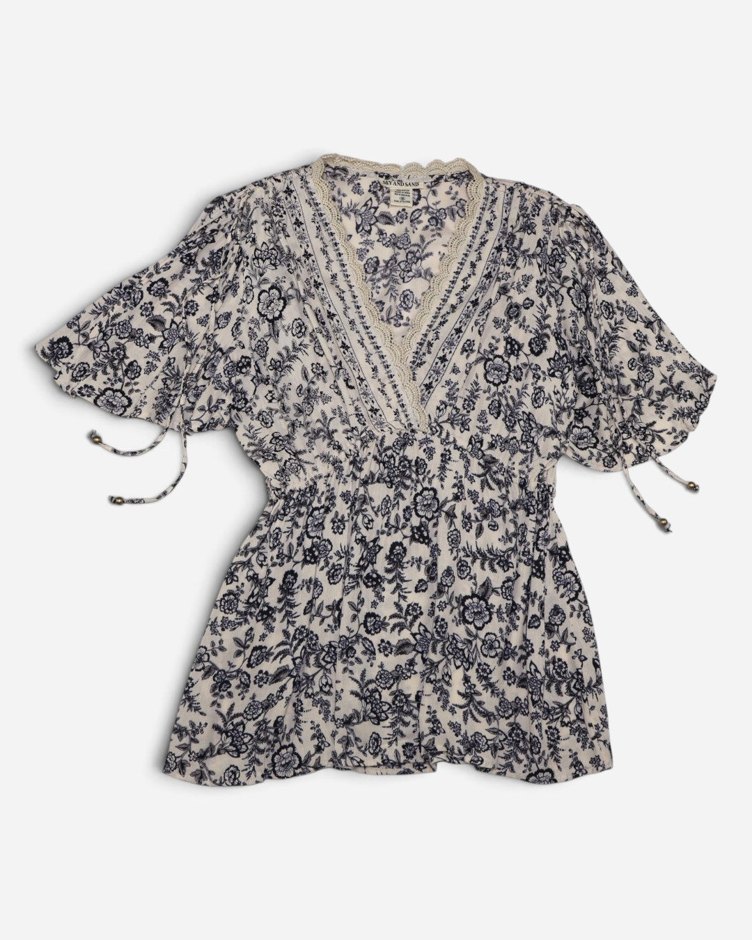 Blusa floral crema y azul con escote en V y mangas amplias