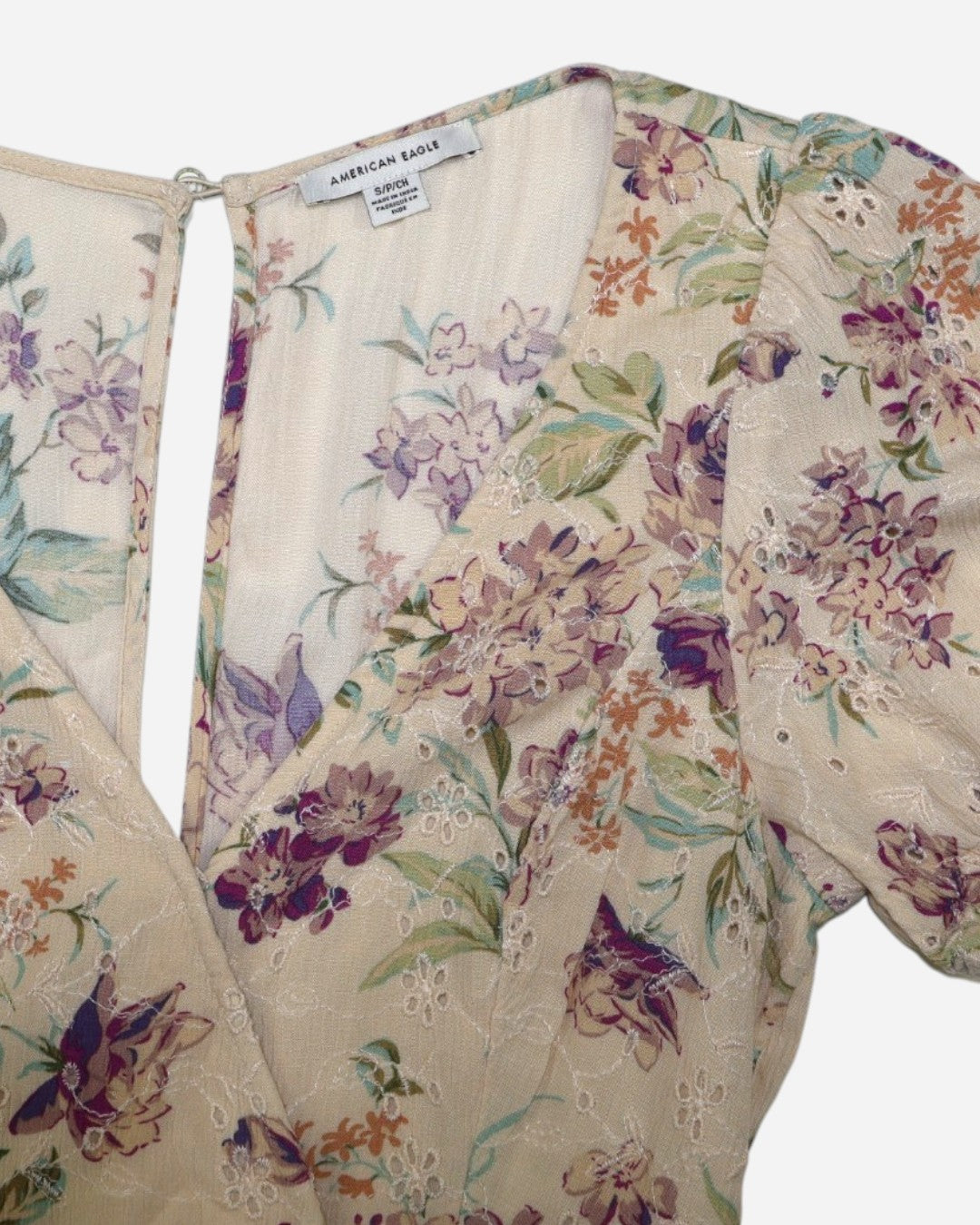 Romper floral crema con mangas abullonadas y escote en V para mujer, marca American Eagle, talla S, ropa de segunda mano en República Dominicana