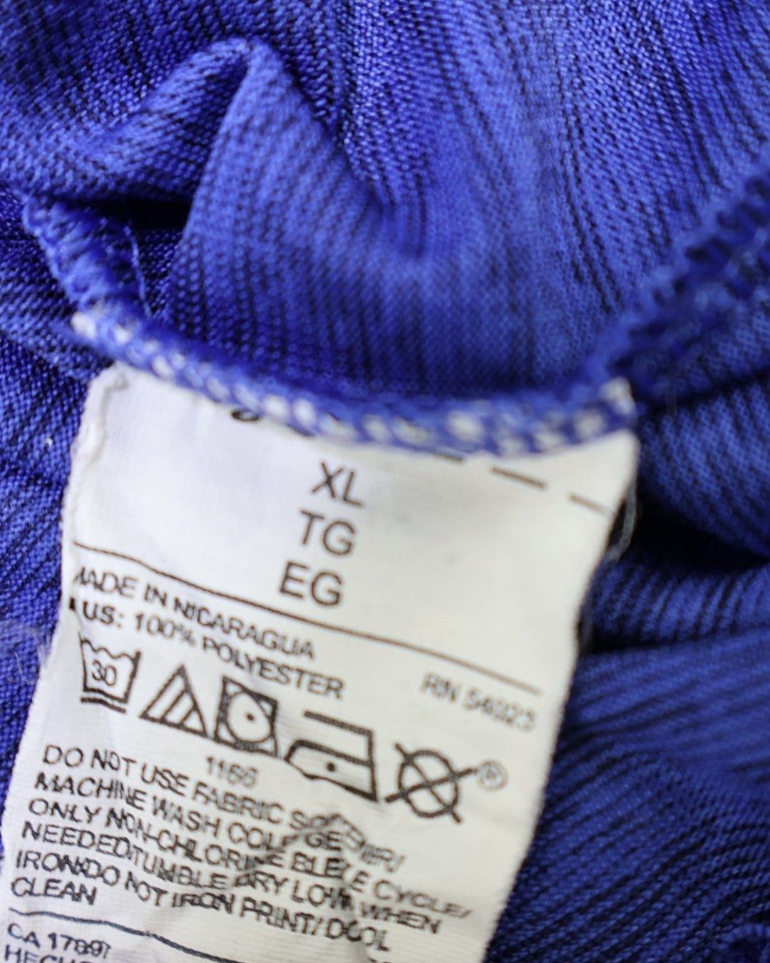 Etiqueta de composición 100% poliéster de camiseta deportiva Old Navy en The Reset
