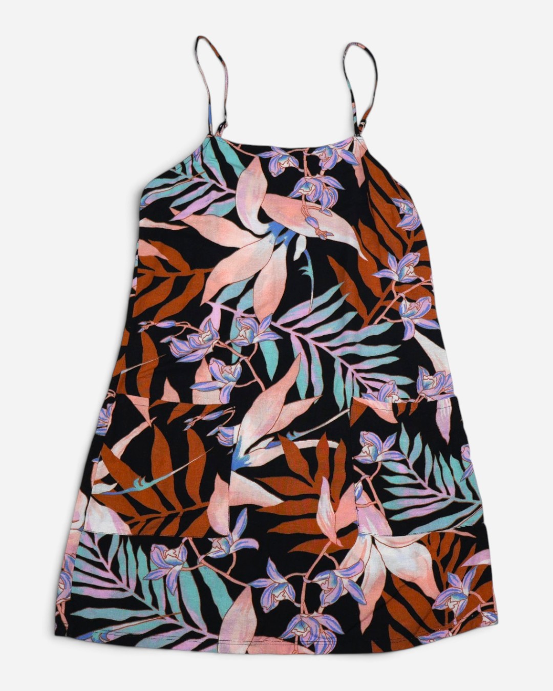 Vestido Billabong de tirantes con estampado tropical y bolsillos delanteros.
