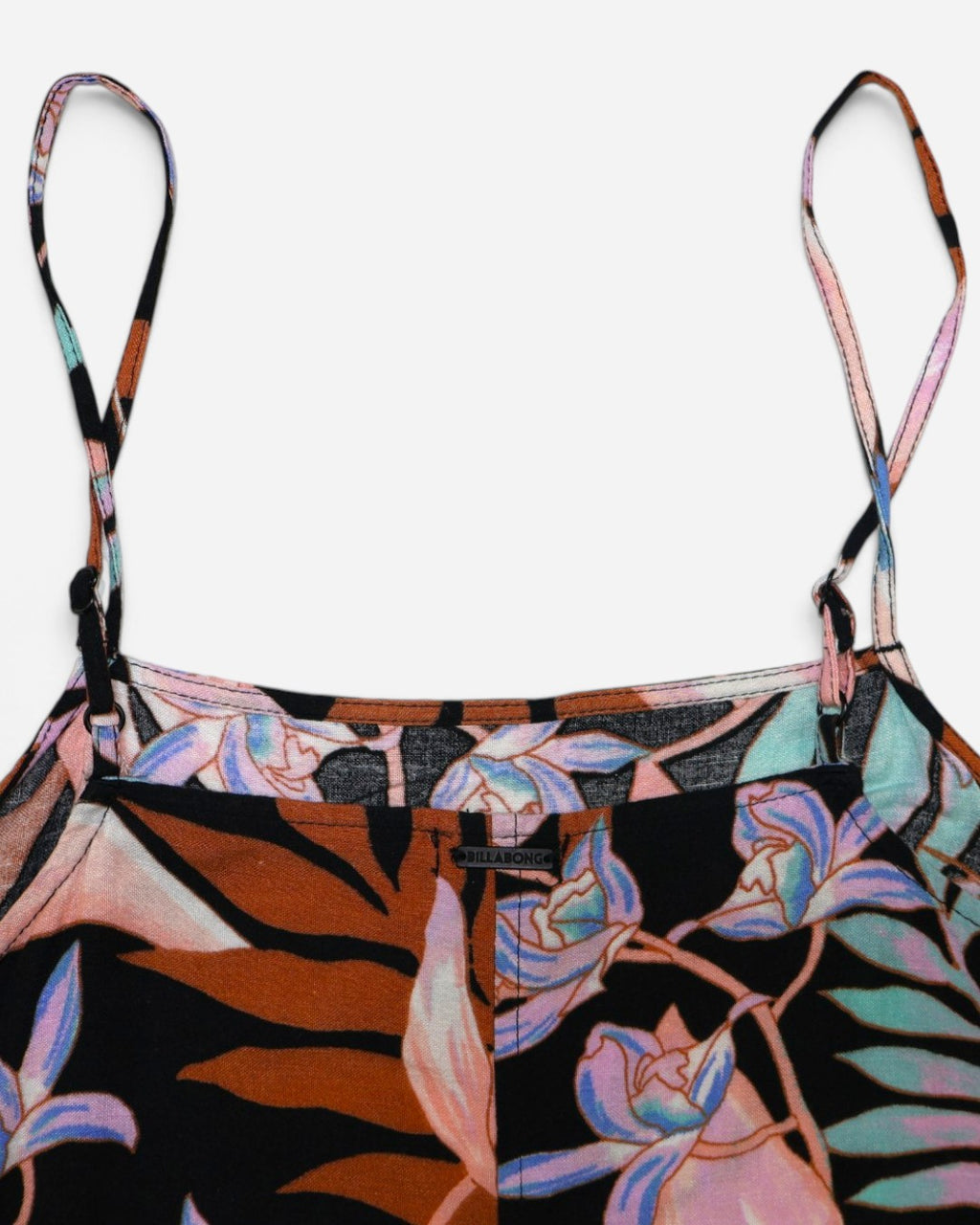 Detalle del logo Billabong en vestido tropical para mujer talla S.