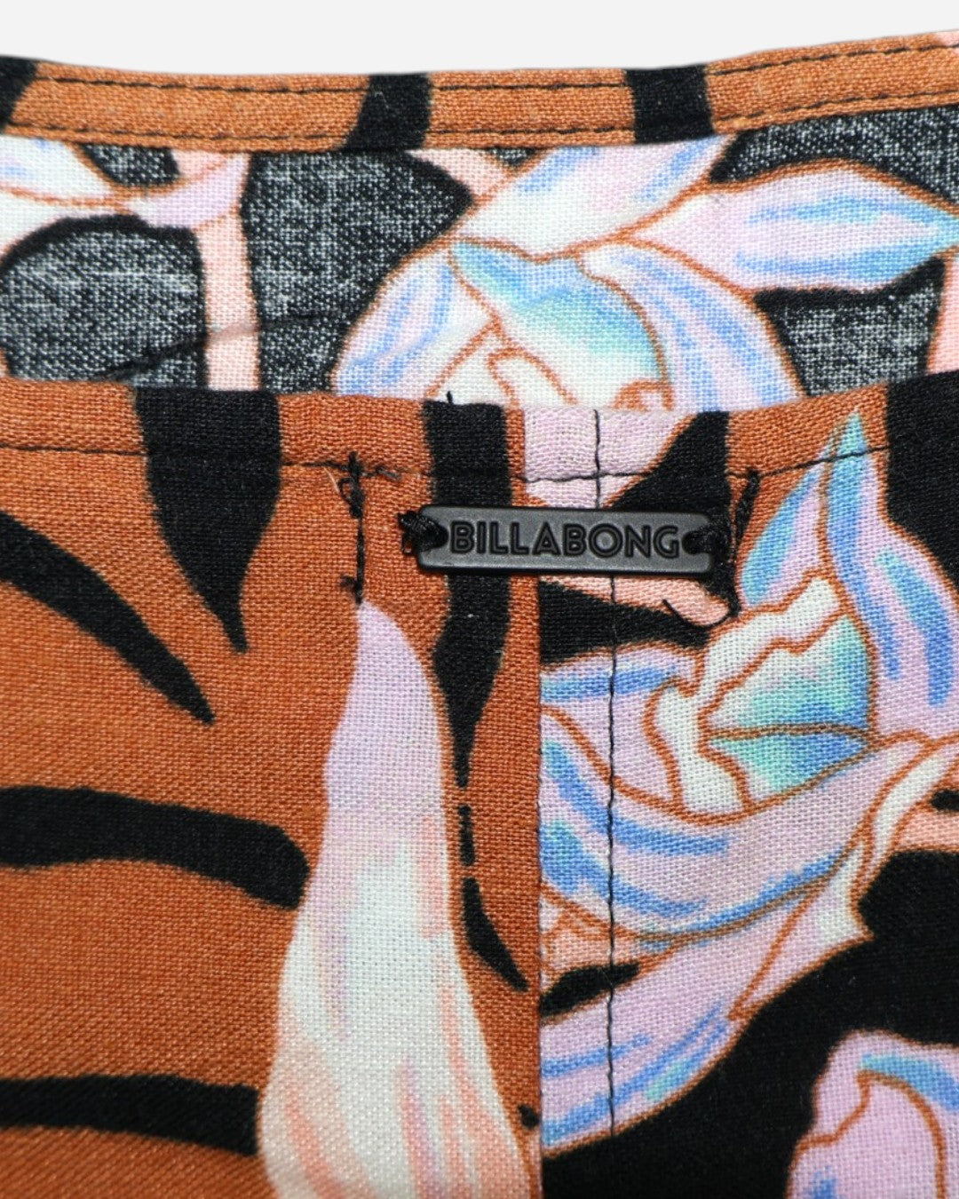 Detalle del logo Billabong en vestido tropical para mujer talla S.
