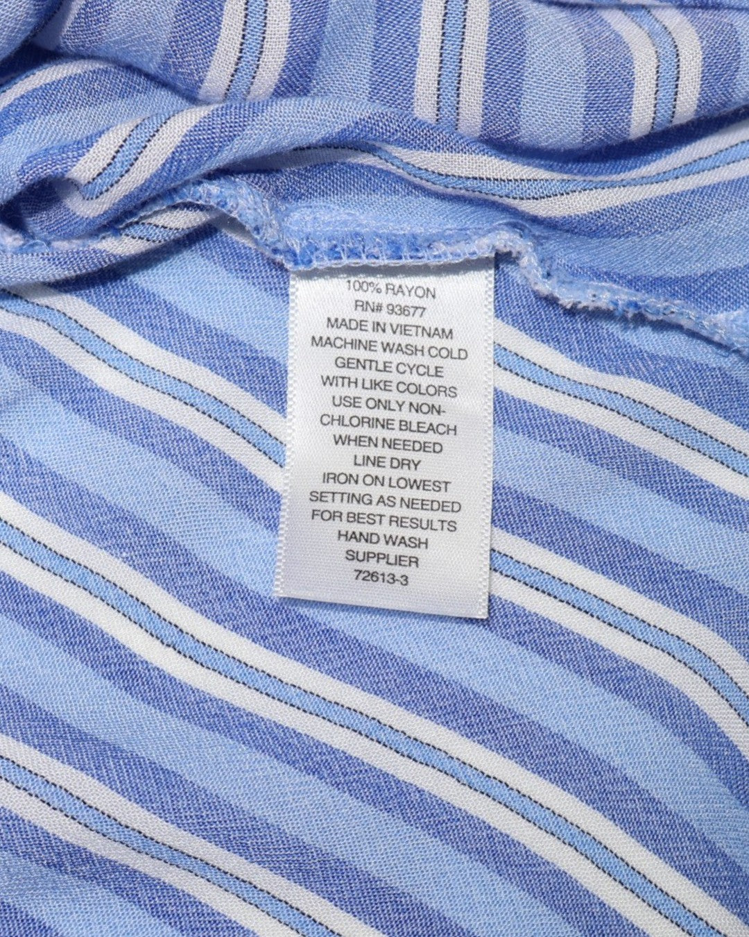 Etiqueta de composición de blusa talla M en 100% rayón