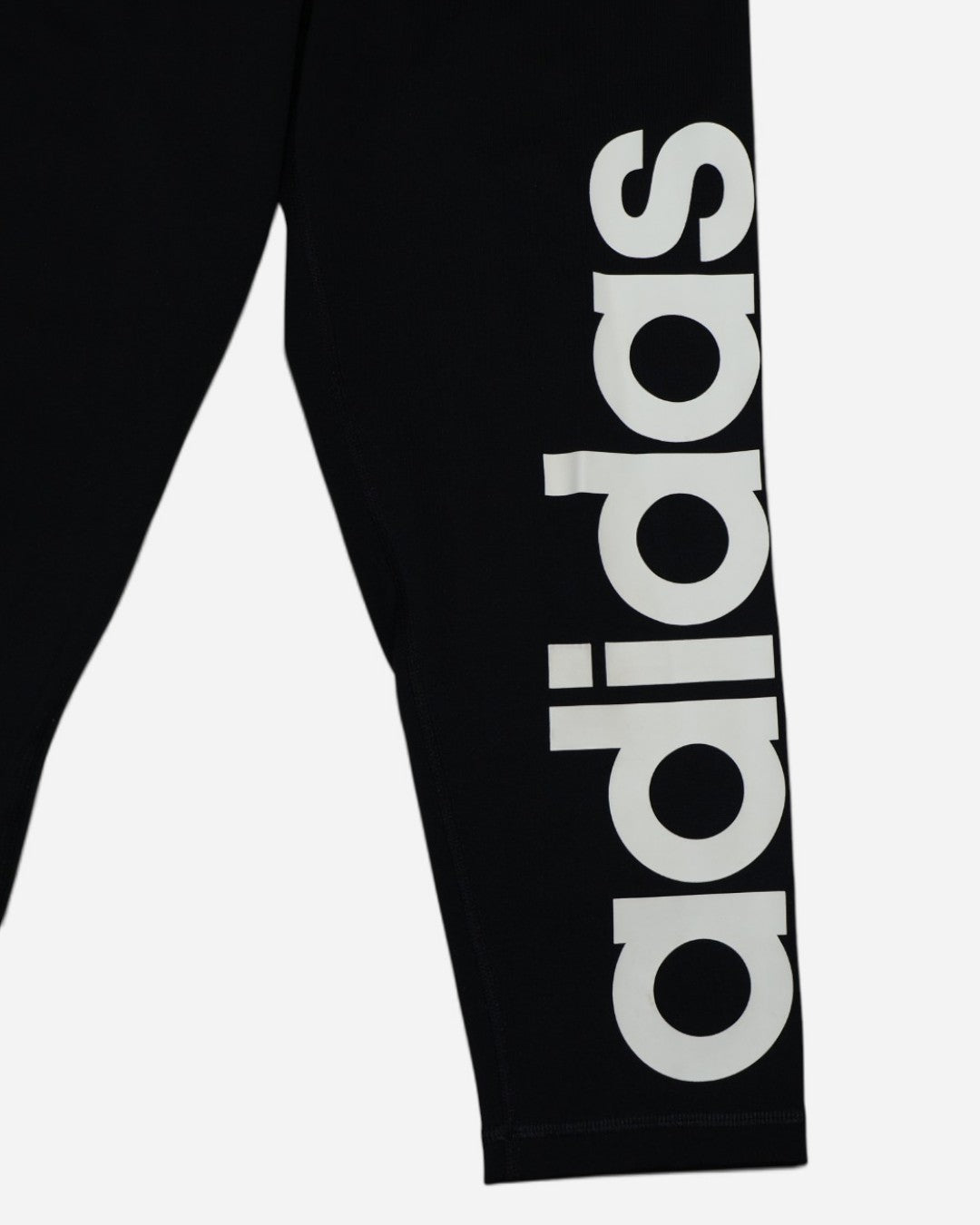 Leggings deportivos capri negros con logo blanco para mujer, marca adidas, talla M, ropa de segunda mano en República Dominicana