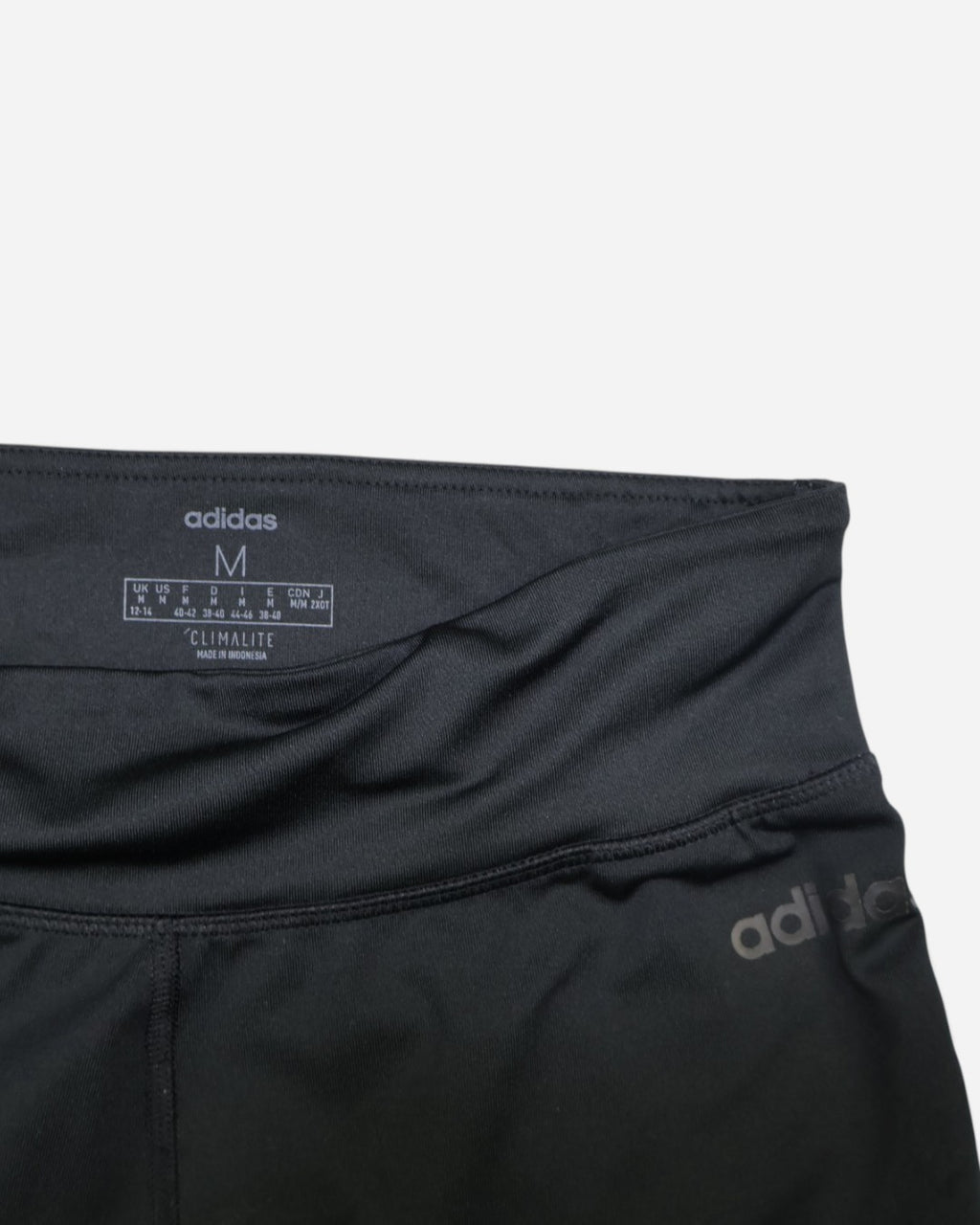 Leggings deportivos capri negros con logo blanco para mujer, marca adidas, talla M, ropa de segunda mano en República Dominicana