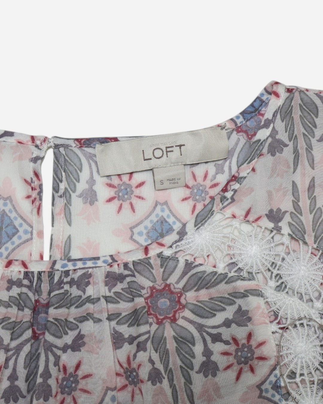Etiqueta LOFT talla S en blusa estampada para mujer