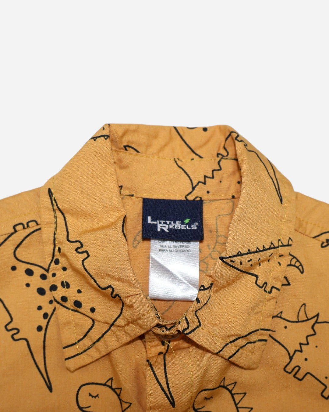 Camisa mostaza con estampado de dinosaurios para niño, marca Little Rebels, talla 4T, ropa de segunda mano en República Dominicana