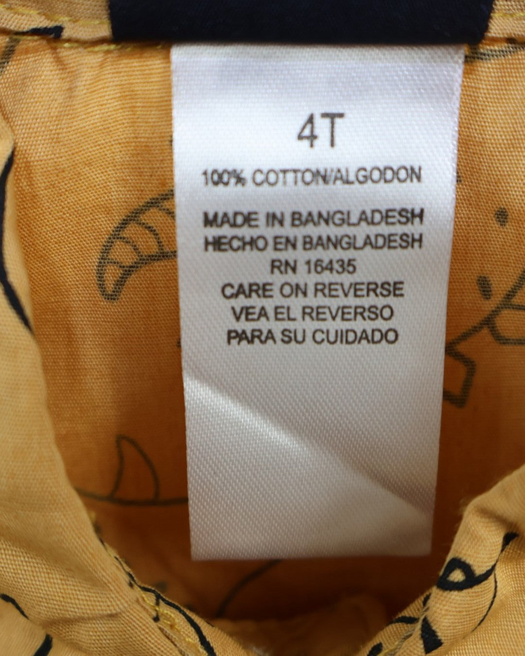 Camisa mostaza con estampado de dinosaurios para niño, marca Little Rebels, talla 4T, ropa de segunda mano en República Dominicana