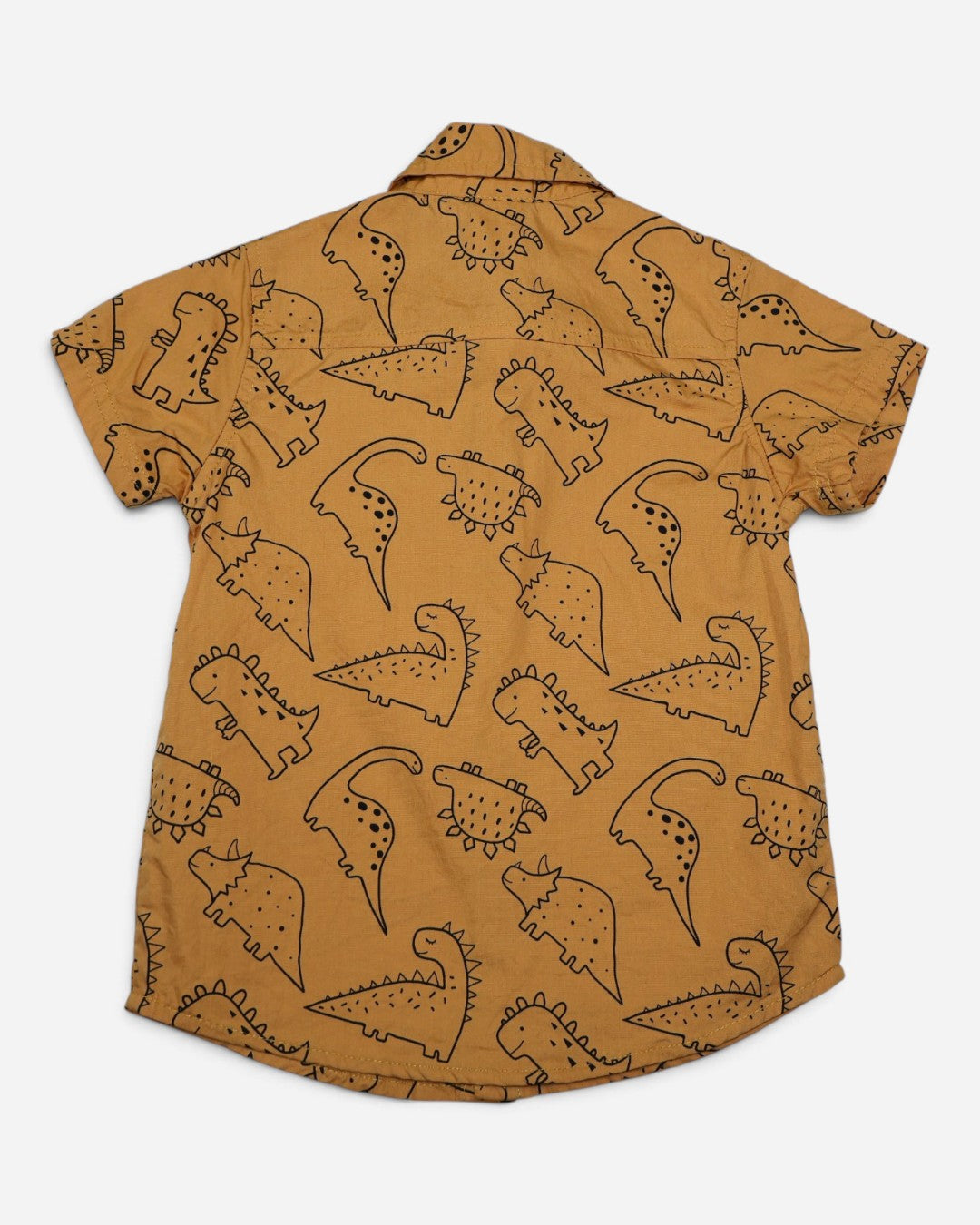 Camisa mostaza con estampado de dinosaurios para niño, marca Little Rebels, talla 4T, ropa de segunda mano en República Dominicana