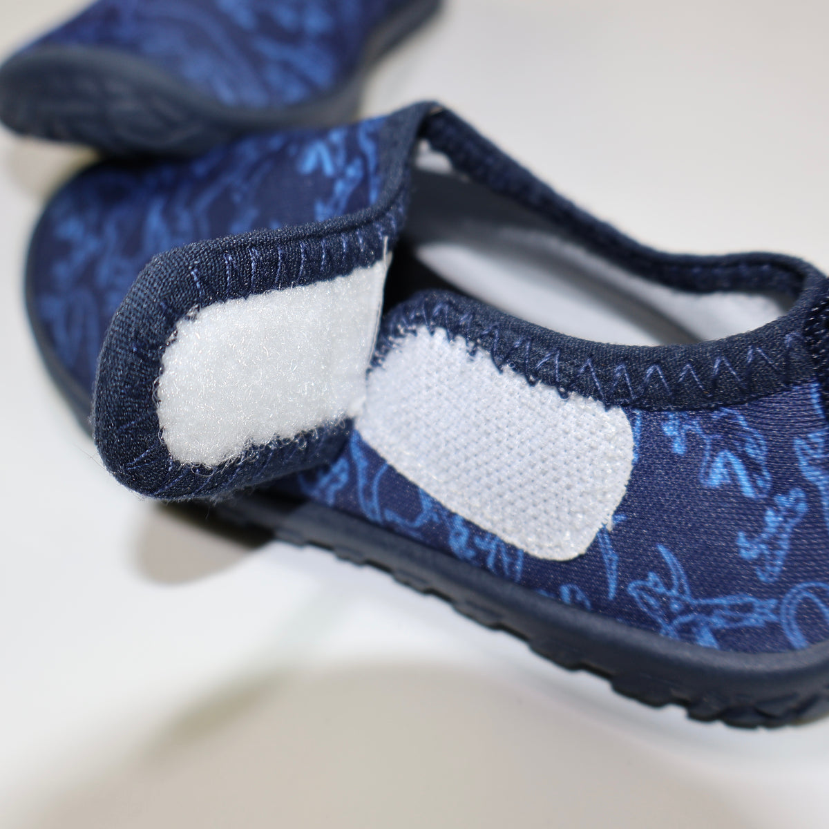 ZAPATOS DE AGUA AZULES CON DINOSAURIOS | RACQUA | TALLA 24
