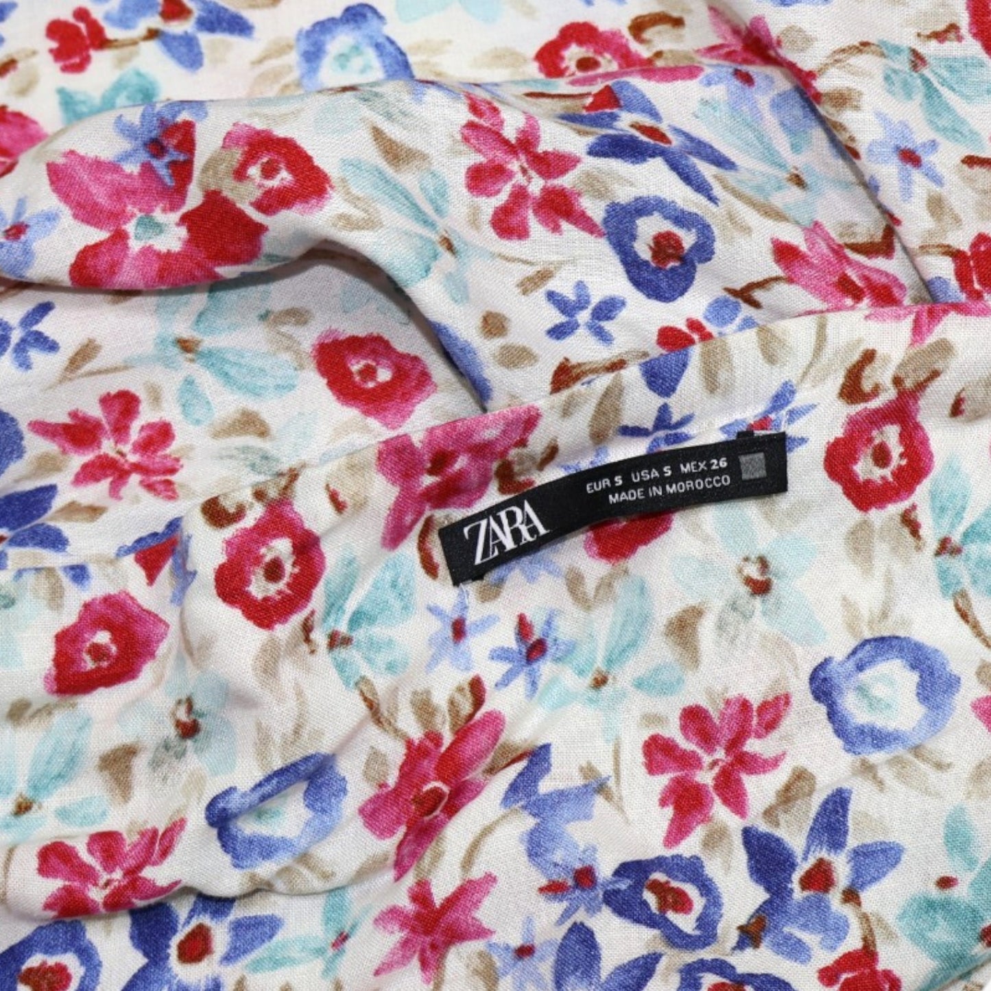 TOP CORTO CON ESTAMPADO FLORAL Y MANGAS ABULLONADAS | ZARA | TALLA S