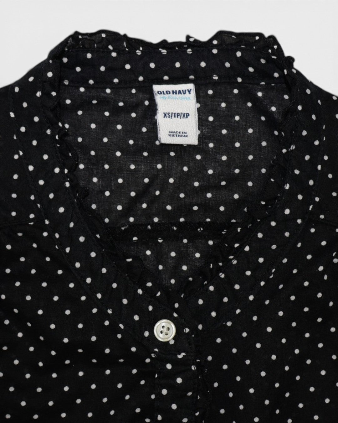 Etiqueta Old Navy talla XS en blusa negra de lunares para mujer