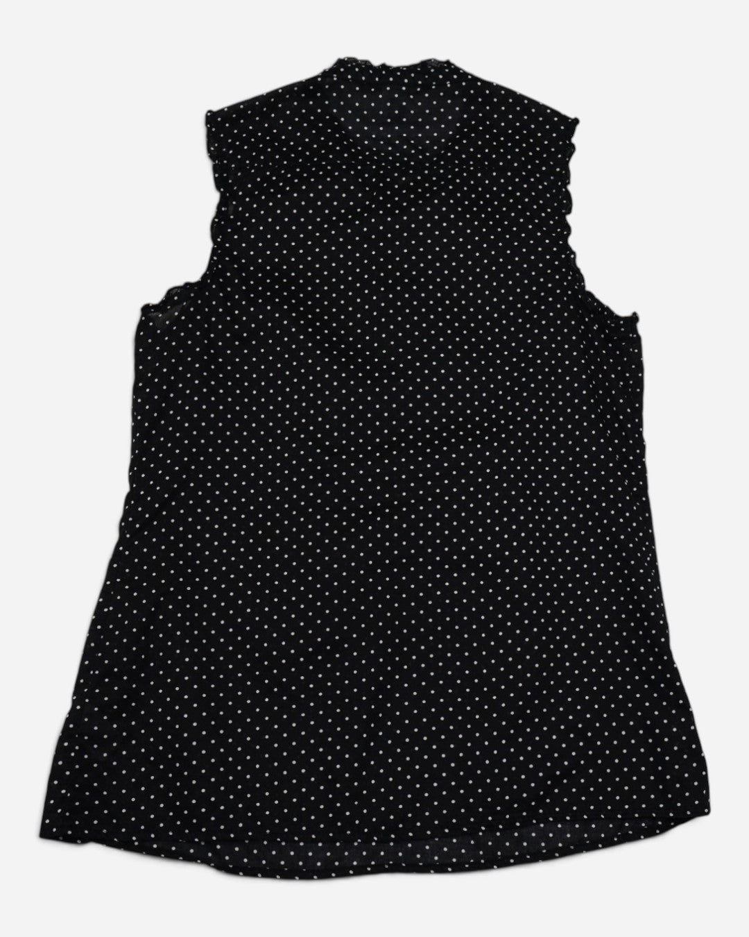 Parte trasera de Blusa negra sin mangas con lunares blancos, botones y detalles de vuelos.