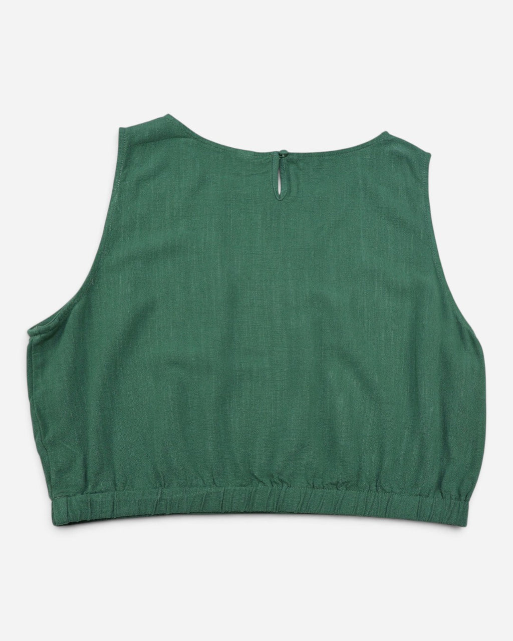 Detalle de espalda con abertura y etiqueta talla XL de blusa verde para mujer.