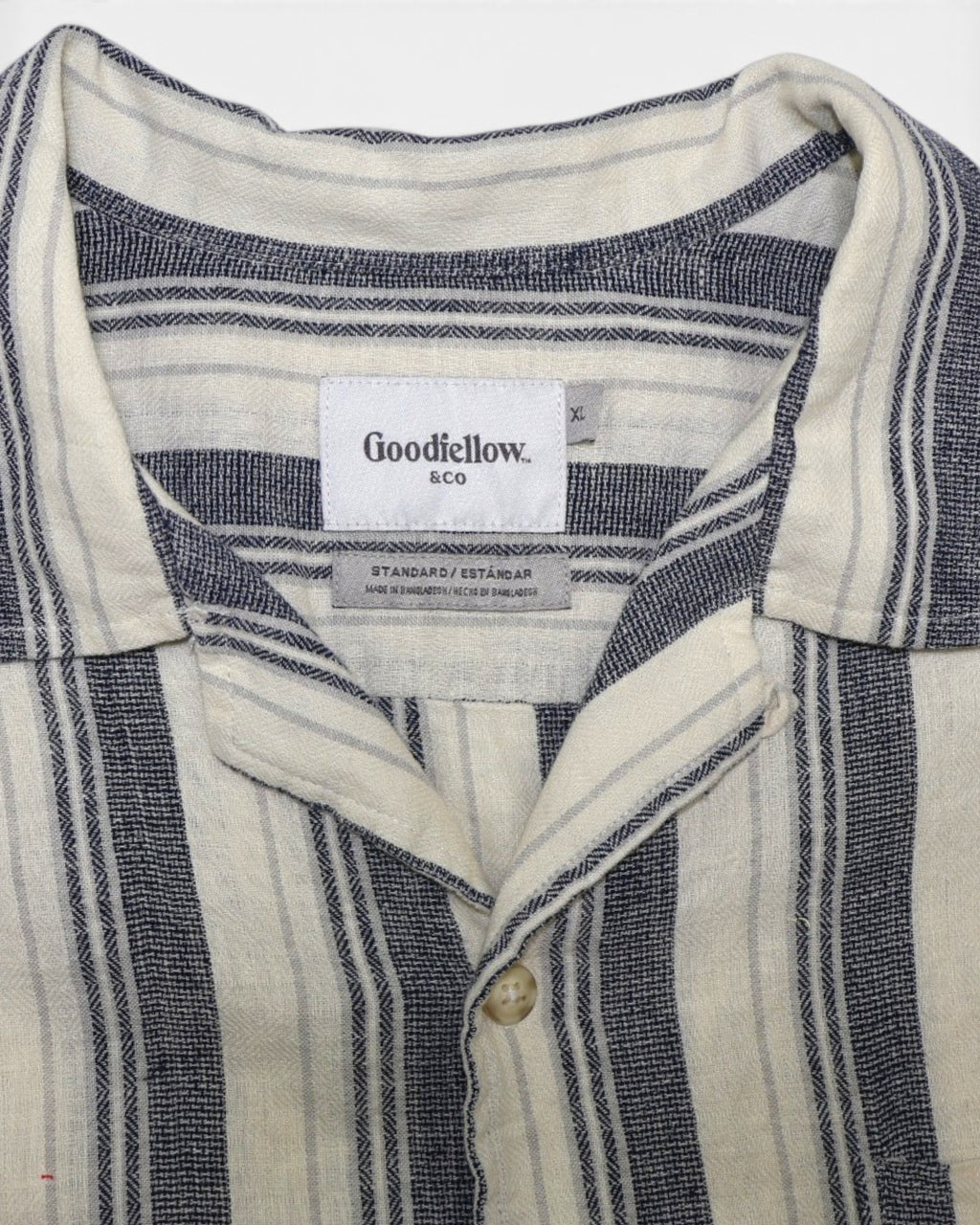 Etiqueta Goodfellow & Co talla XL en camisa de rayas para hombre.