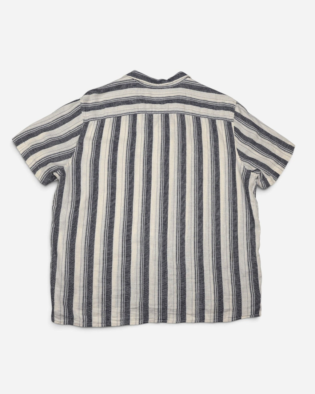 Parte trasera de Camisa de manga corta para hombre talla XL con rayas azul marino y crema.