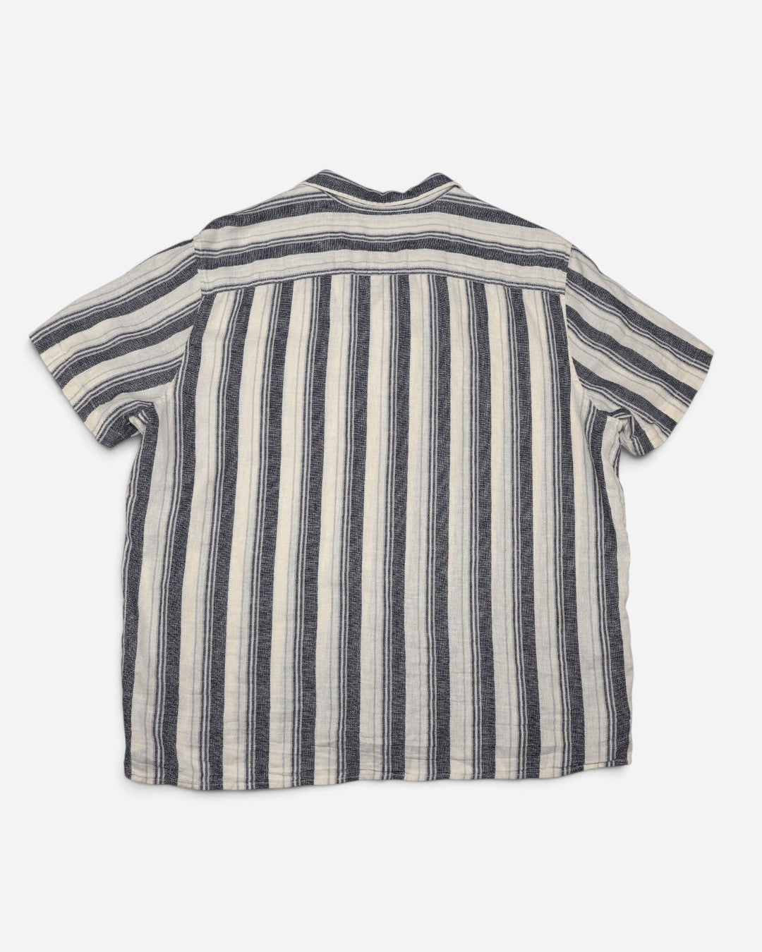 Parte trasera de Camisa de manga corta para hombre talla XL con rayas azul marino y crema.